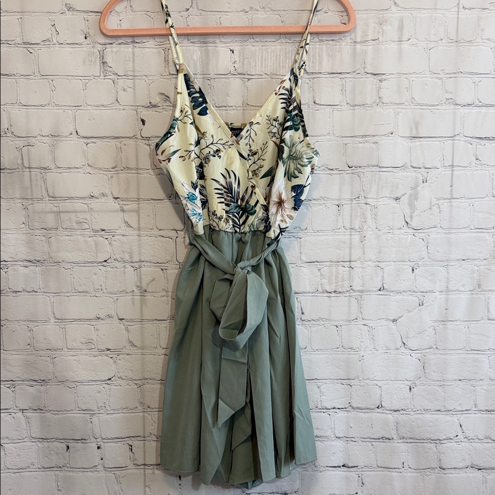 NWT Emery Rose Cream and Green Floral Romper Womens Size Large